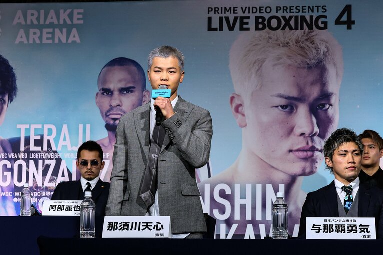 質問を受けて立ち上がった那須川天心　©Susumu Nagao