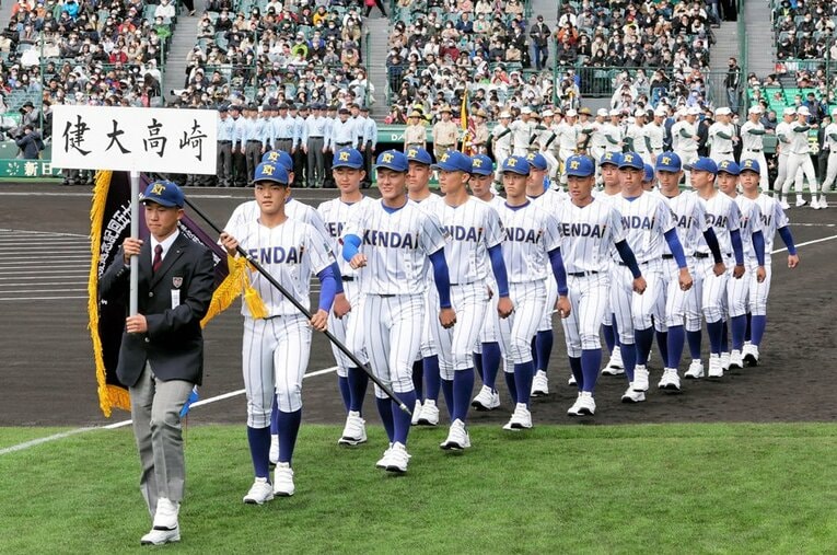 センバツ開会式で、入場行進する健大高崎ナイン ／ photograph by JIJI PRESS