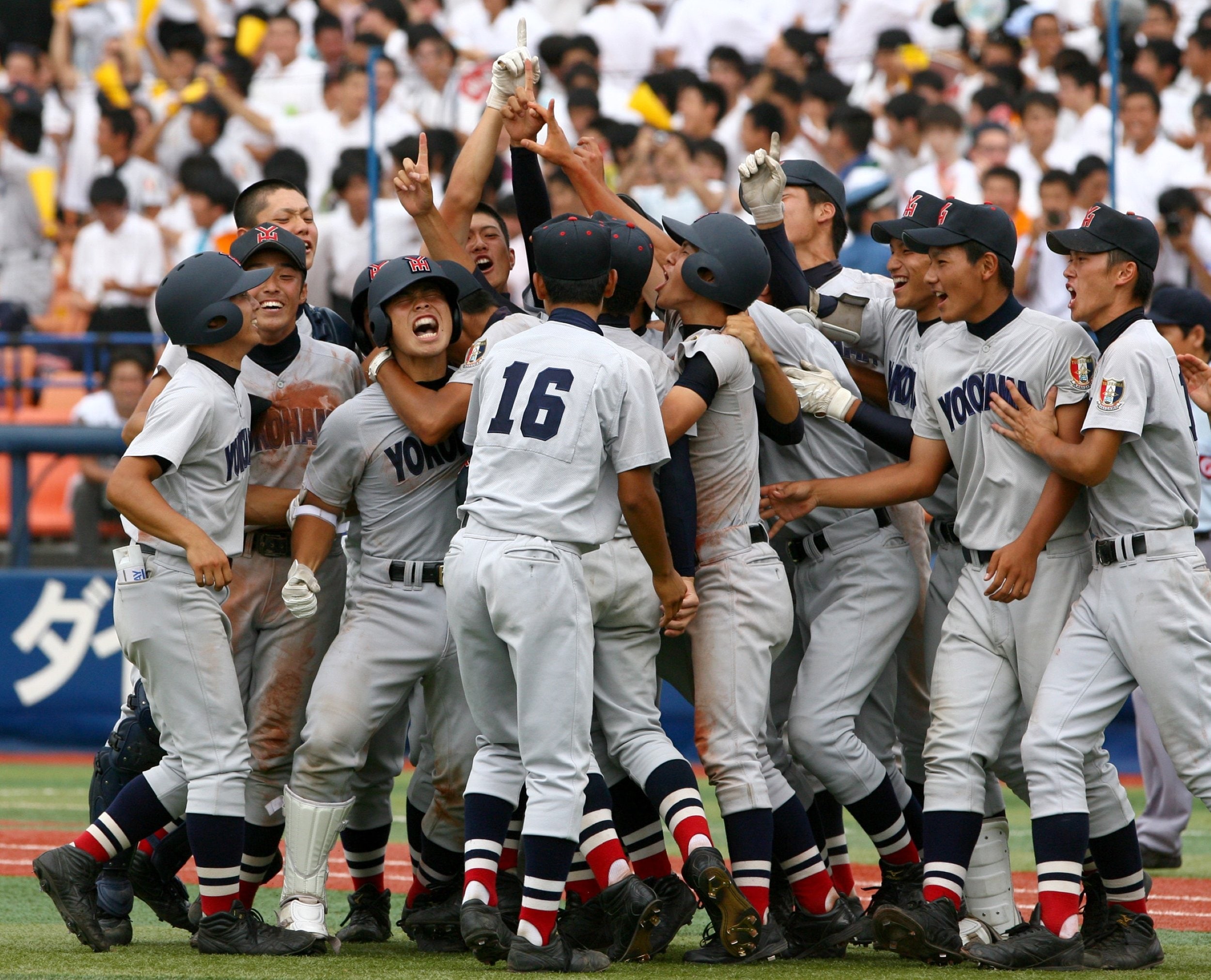 桐光学園との決勝でサヨナラ打を放ち、喜びを爆発させる横浜・近藤健介　©Sankei Shimbun