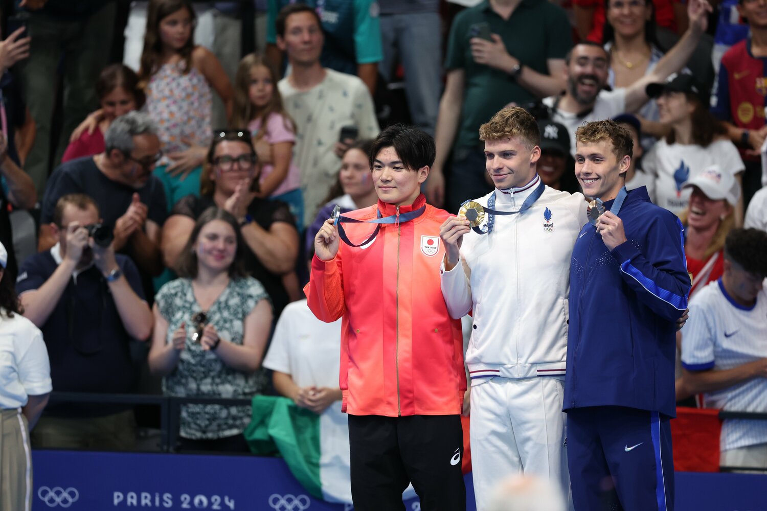 日本の18歳・松下が銀メダルを獲得した競泳400ｍ個人メドレー。優勝は地元フランスのマルシャン　©Ryosuke Menju/JMPA
