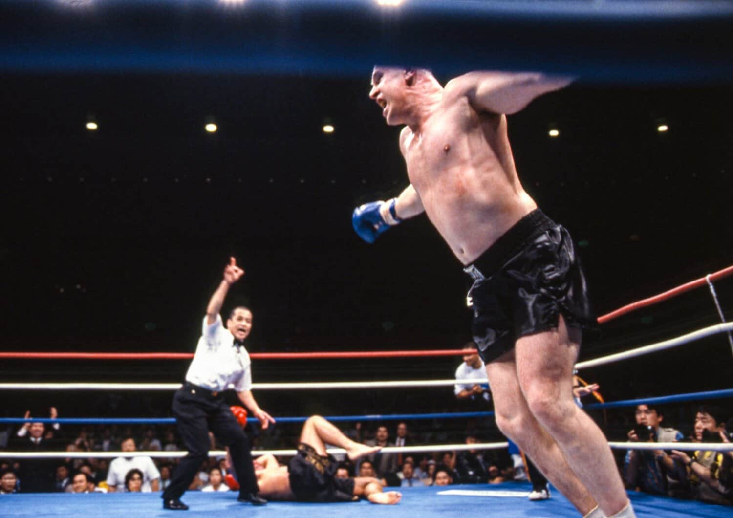 ベルナルドの左フックでアーツはリングに倒れ込んだ　©Susumu Nagao