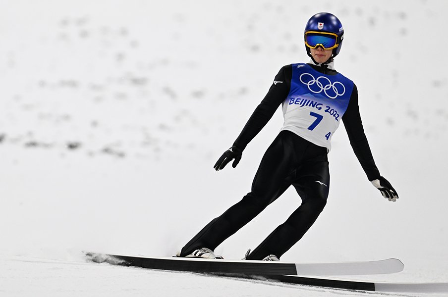 ジャンプ団体、小林陵侑の今大会最後のジャンプ（※写真をクリックすると高梨をハグする小林、2人の鮮やかなジャンプの数々がご覧になれます）　©Naoya Sanuki/JMPA