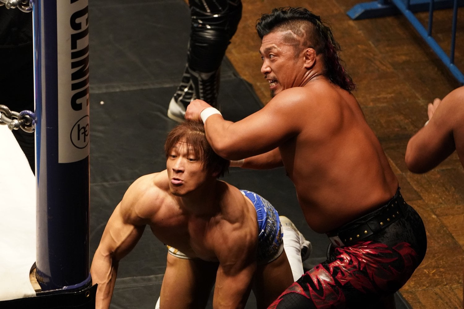 鷹木（右）と飯伏