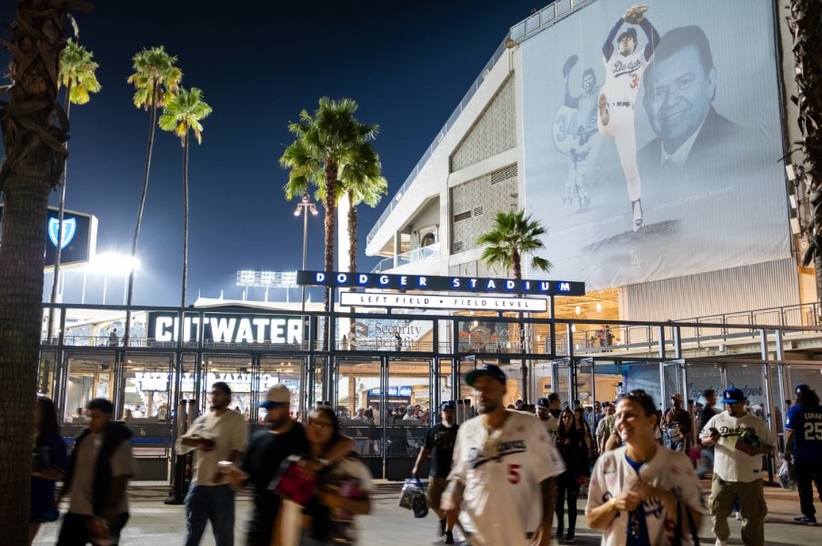 「ビール1杯約3000円…さすがにひるむ」大谷翔平ボブルヘッドデーに観戦“ドジャースタジアムの今”「日本人の方は増えましたねえ」現地在住ファンの証言＜Number Web＞ photograph by Miki Sano