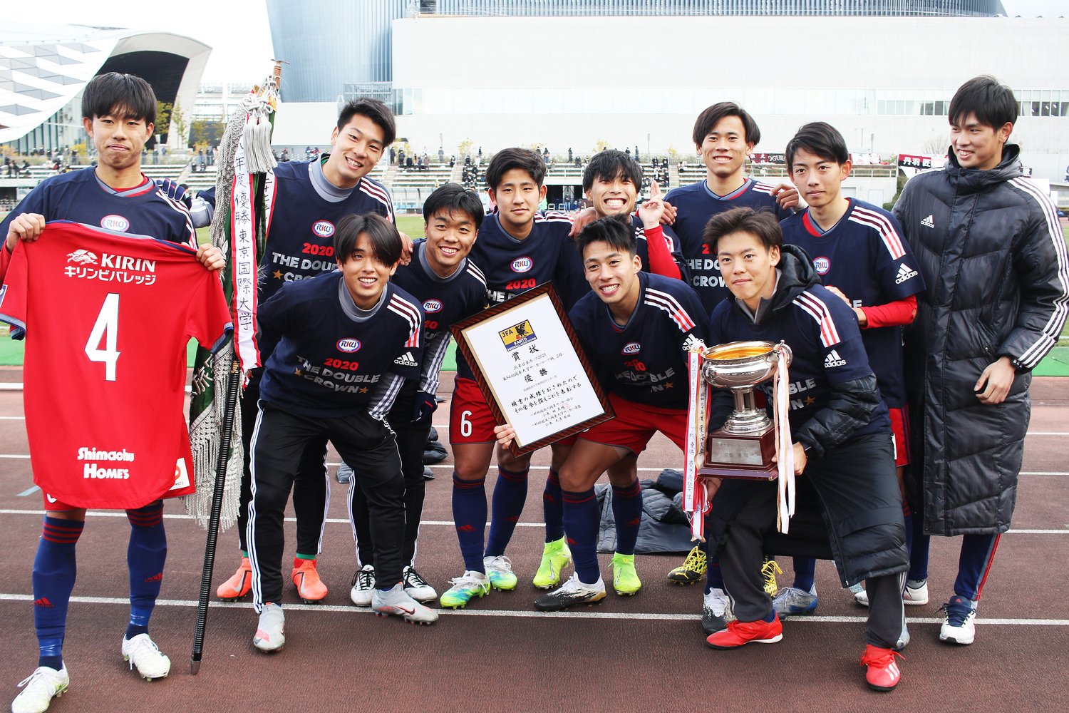 1部昇格を喜ぶ流経大イレブン(2020年)©Takahito Ando