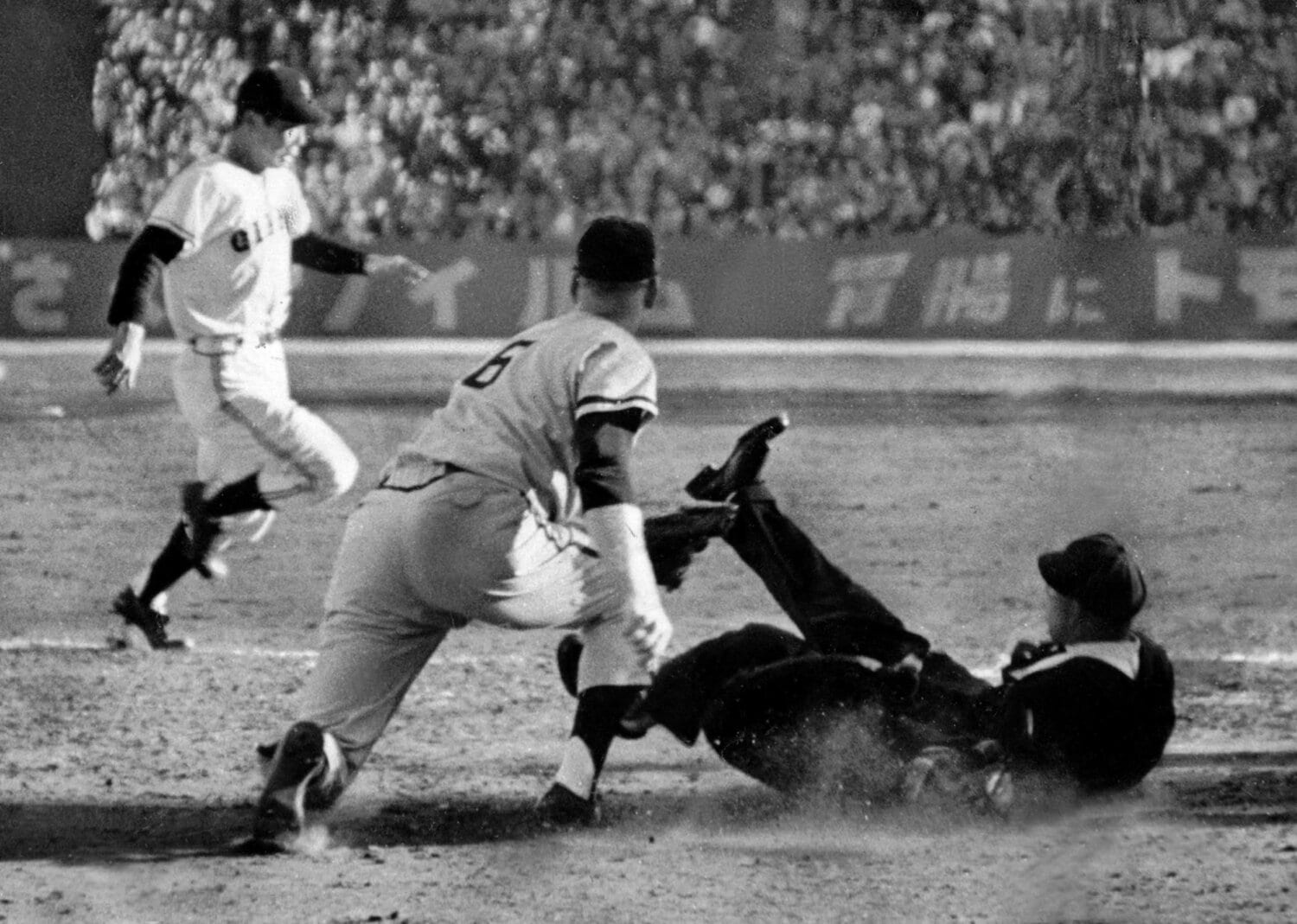 61年日本シリーズで“衝突”した南海スタンカと円城寺主審　©Sankei Shimbun