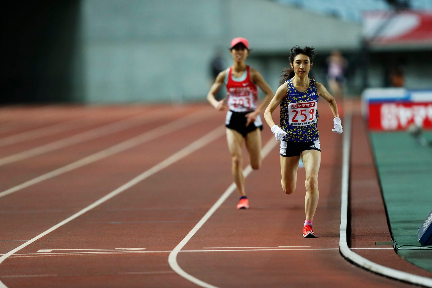 バックストレートで一気にラストスパート。廣中を抜き去った田中希実選手　©Takao Fujita
