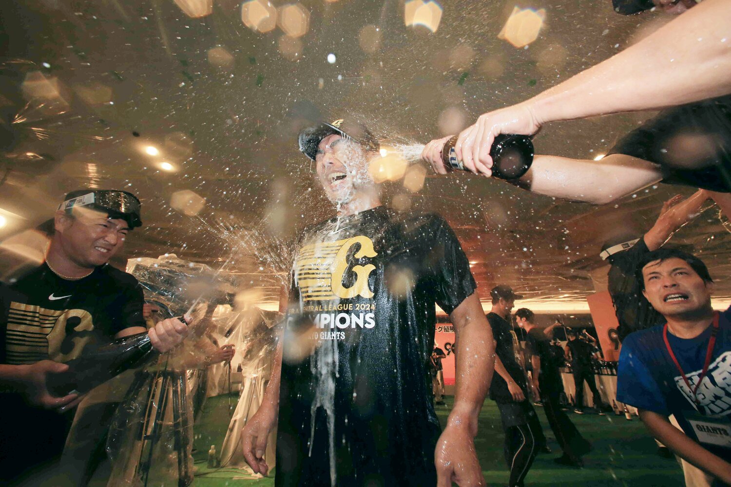 阿部監督は就任1年目ながらシーズン通じてチーム運営を全うし、美酒に酔った（代表撮影）　©JIJI PRESS