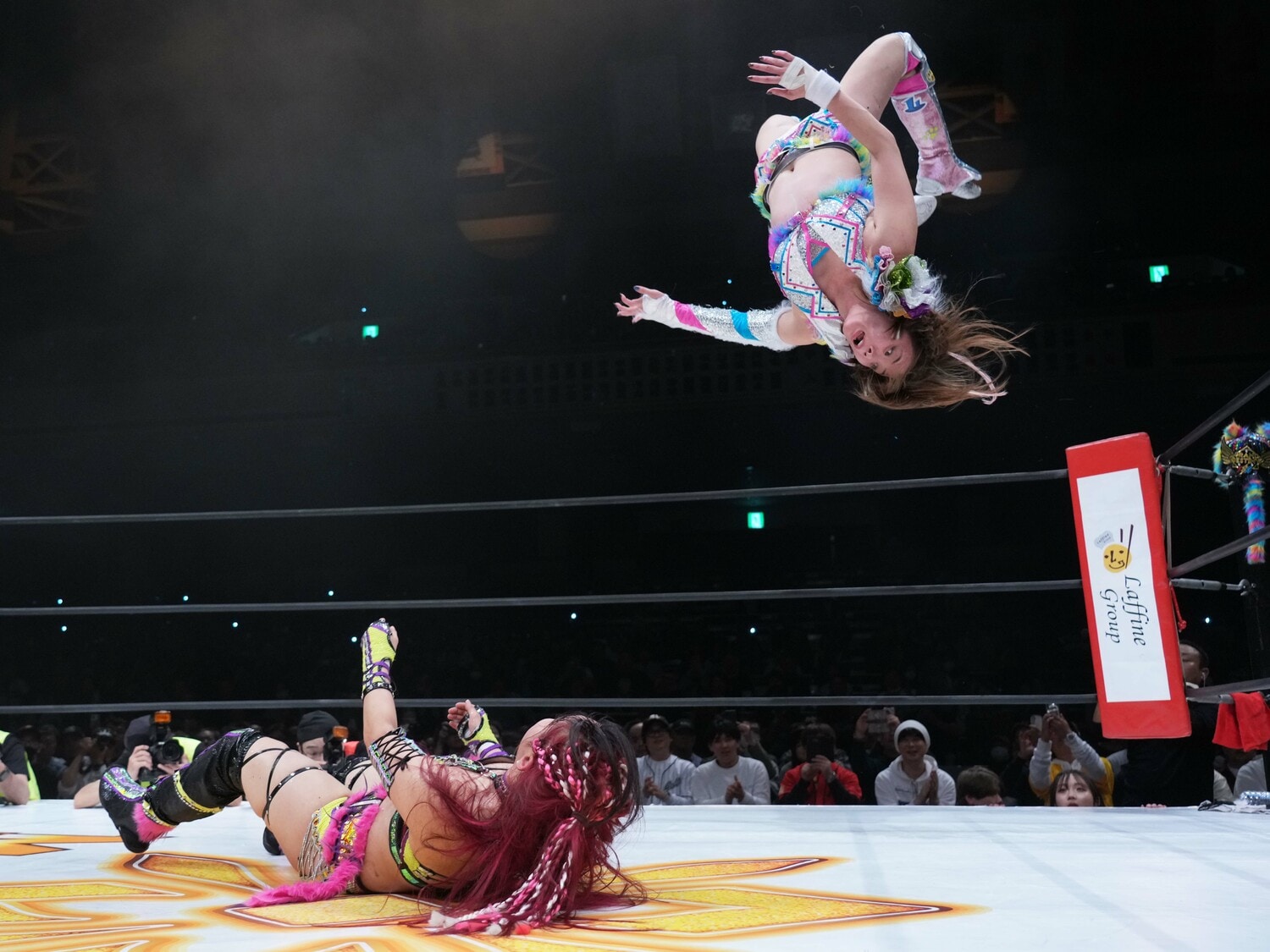 岩谷麻優はムーンサルトプレスを放つがフィニッシュにはならなかった ©Essei Hara