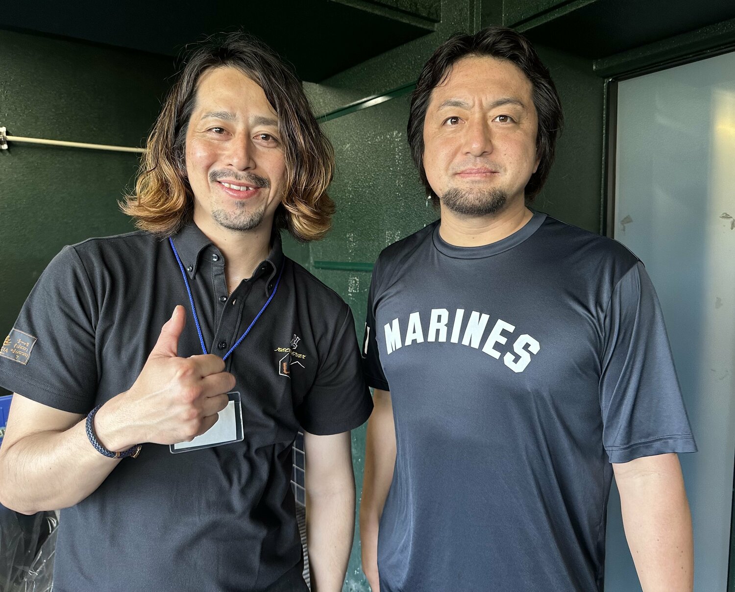 同い年の澤村と写真に収まる大嶺さん ©︎Chiba Lotte Marines