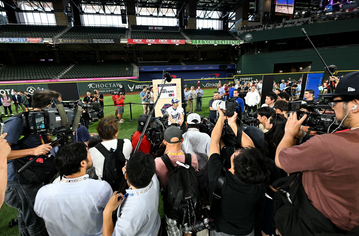 オールスターでの会見で、大勢のメディアに囲まれる大谷翔平　©Getty Images