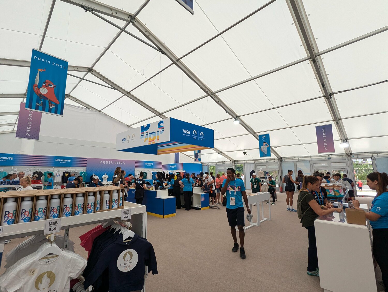 選手村のグッズショップ　©Yu Saito