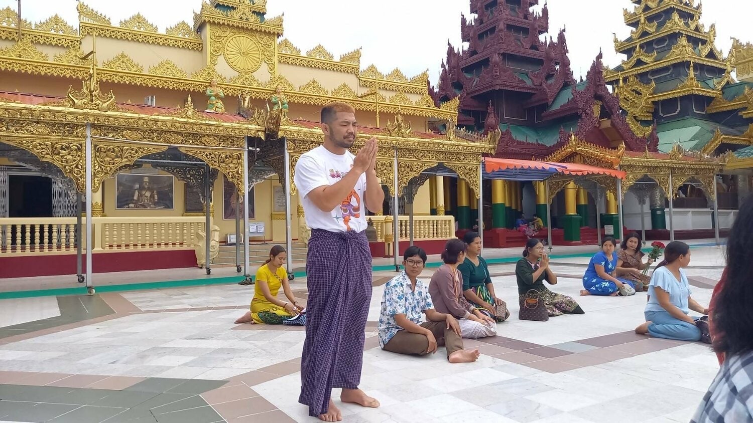 シュエダゴン・パゴダで祈る渡慶次　写真は本人提供