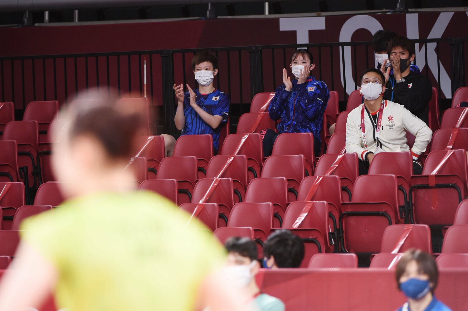 東京五輪では「リザーブ」として参加した早田ひな（中央）。献身的なサポートで伊藤美誠らを支えた　©︎Itaru Chiba/AFLO