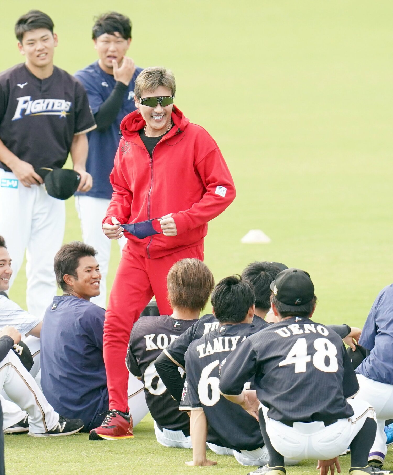 選手と積極的にコミュニケーションを図る新庄剛志監督　©︎Sankei Shimbun