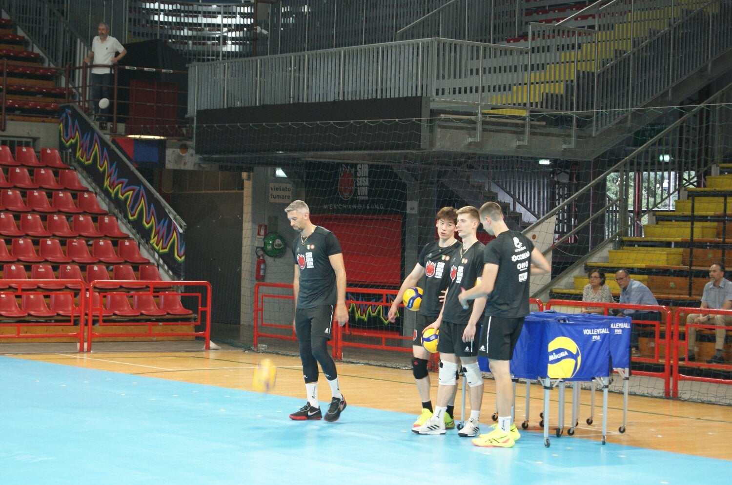 地元の人びとが見守る中、サーブ練習の順番を待つ石川祐希（8月下旬／筆者撮影）