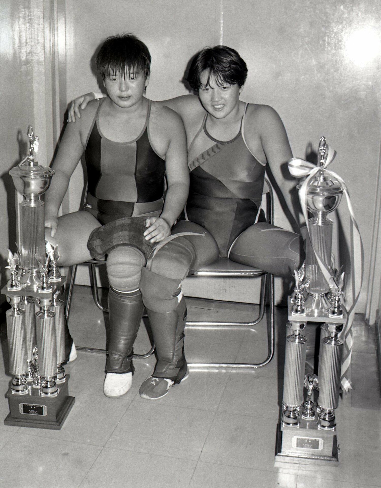 1986年、「タッグリーグ・ザ・ベスト86」で優勝した長与千種（右）と堀田祐美子　©東京スポーツ新聞社