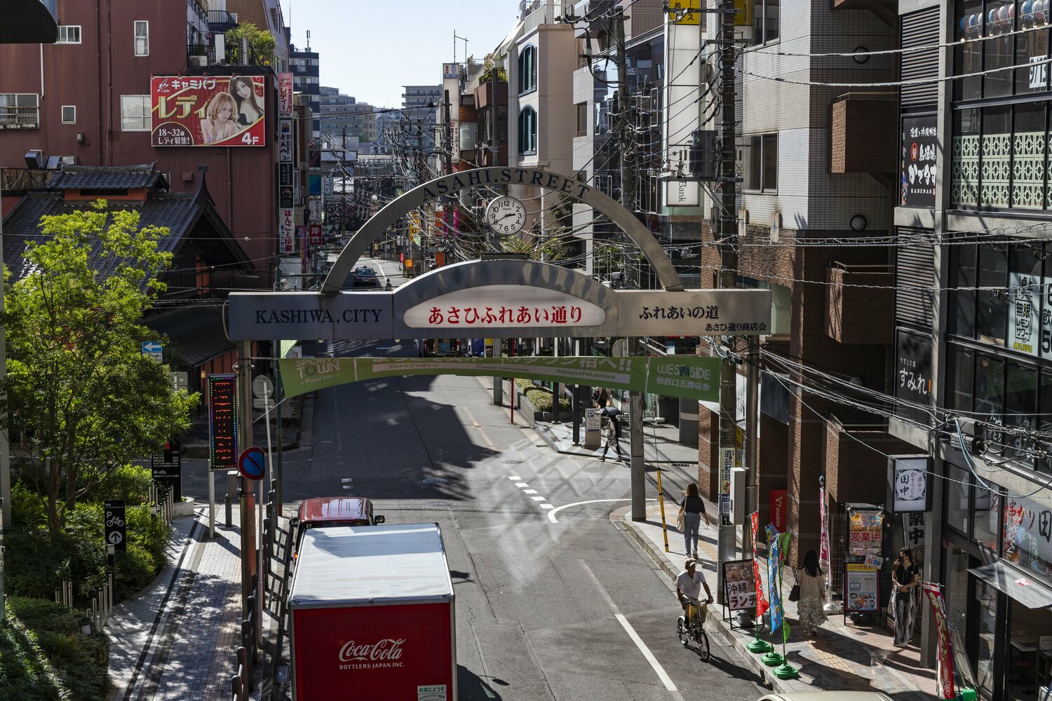 柏駅西口の商店街を抜けていく