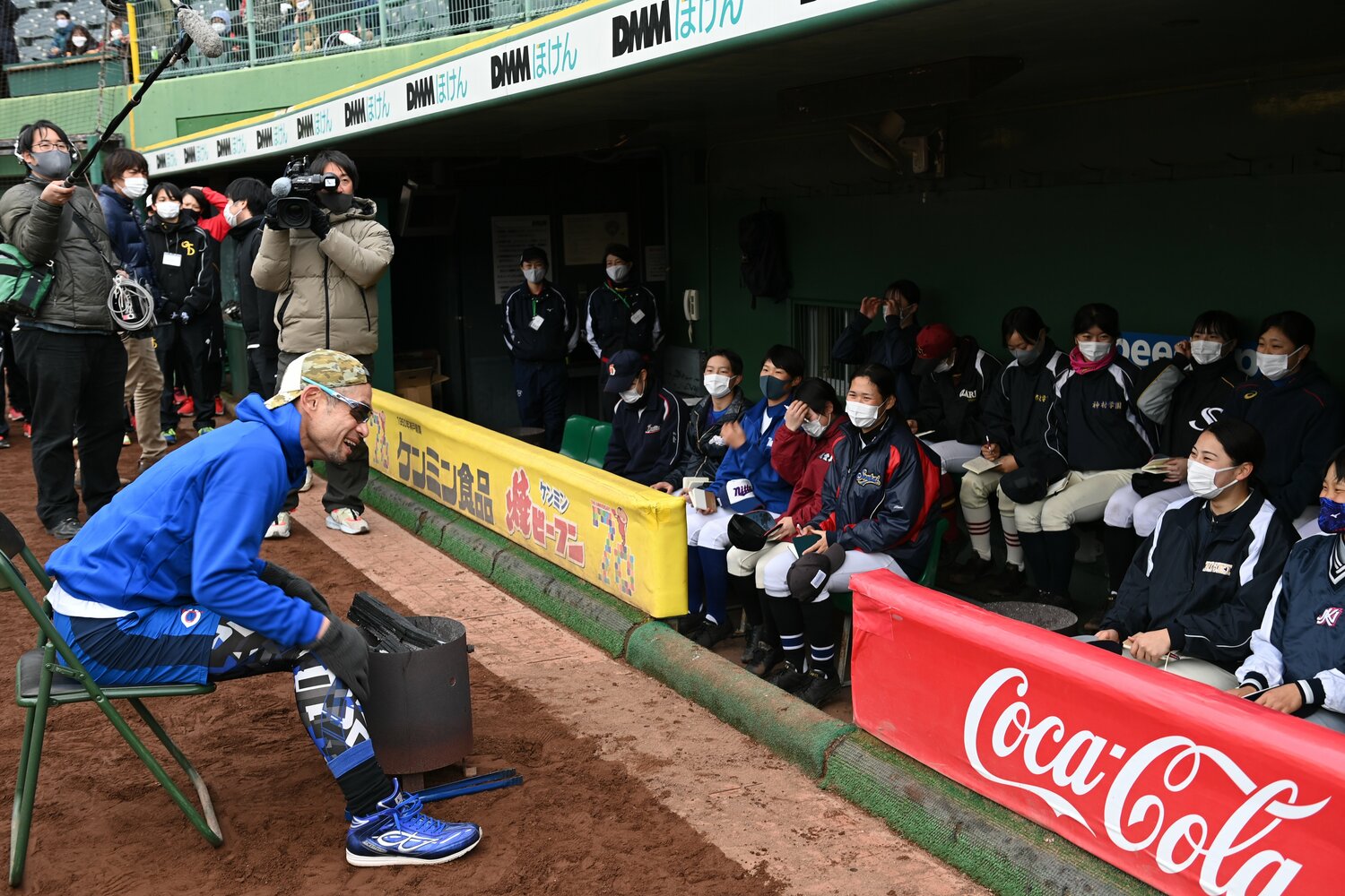 女子高校選抜の選手たちに笑顔で語りかけるイチローさん