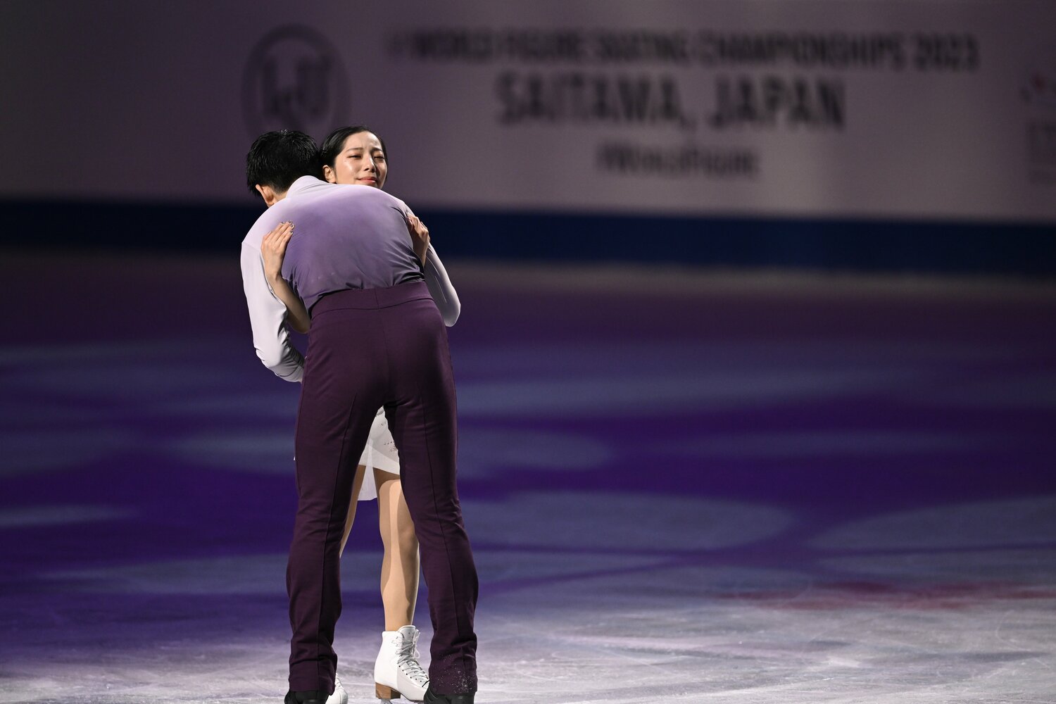 世界選手権の表彰式で、感無量の表情で抱き合う2人 ©Asami Enomoto