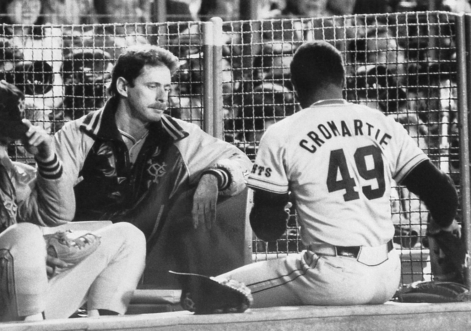 ベンチでのカムストックとクロマティ（1985年）。「彼を友達だと思っていた」（クロマティ）　©Sankei Shimbun