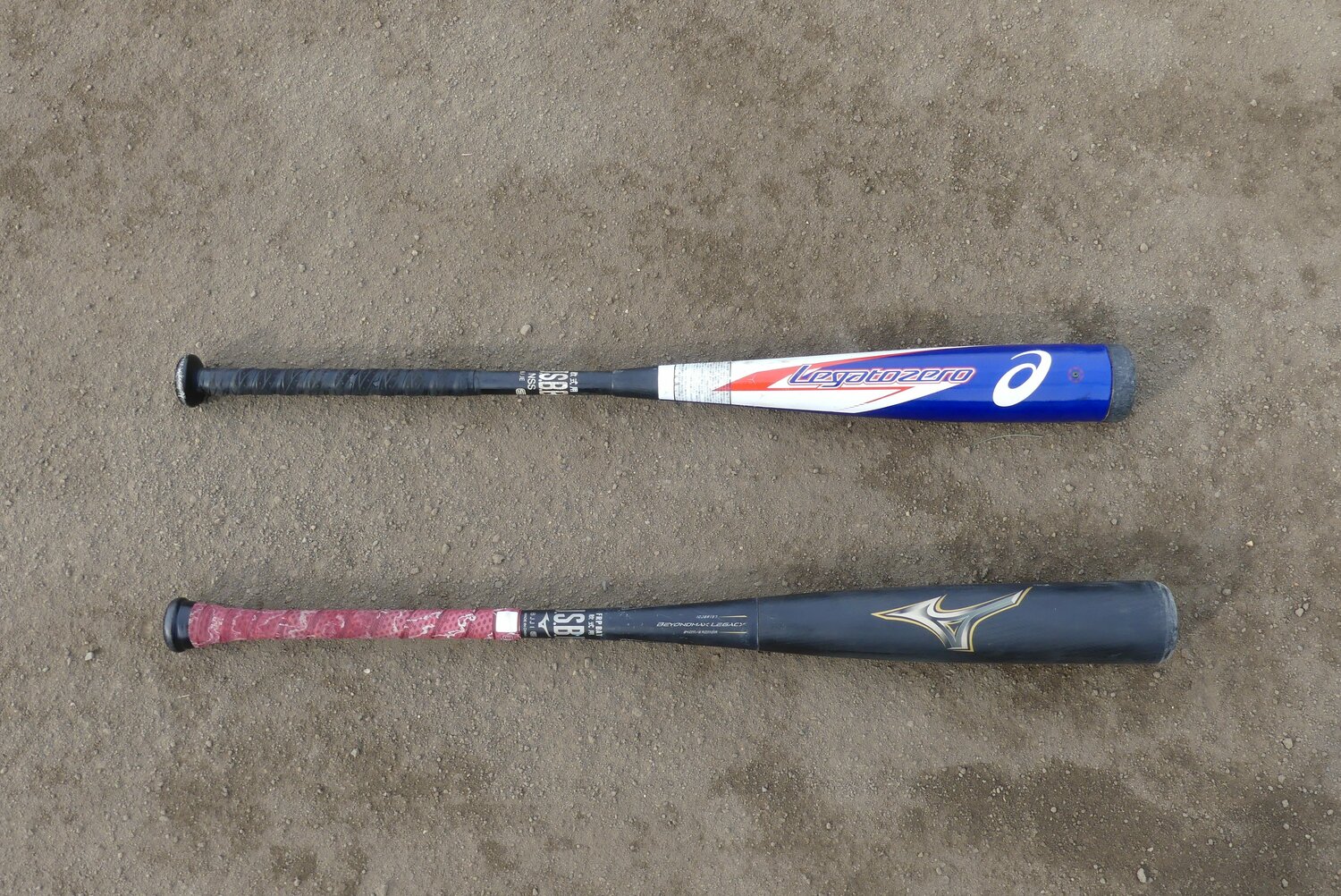 レガシー（下）に比べるとデザインが派手なレガゼロは、「いいバットだな～」と相手からヤジられることがある（筆者調べ）