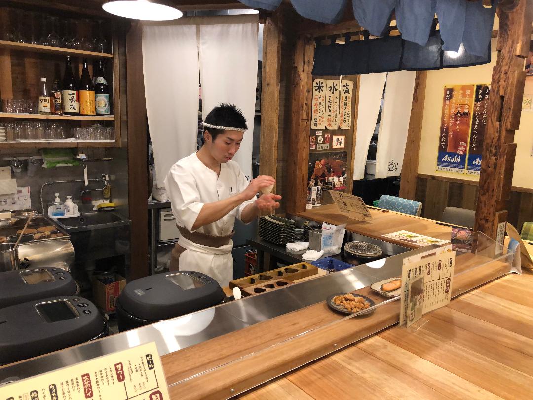 おにぎりを握る山中　(C)Ryuya Yamanaka