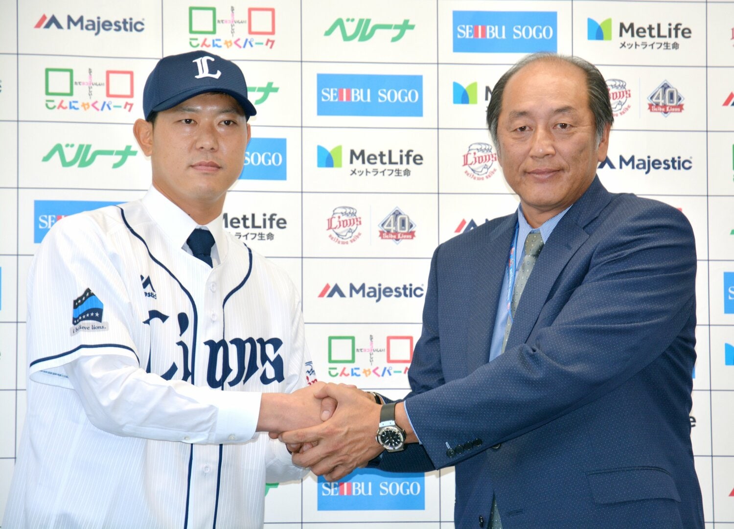 西武入団時、渡辺久信SDと握手する内海　©JIJI PRESS