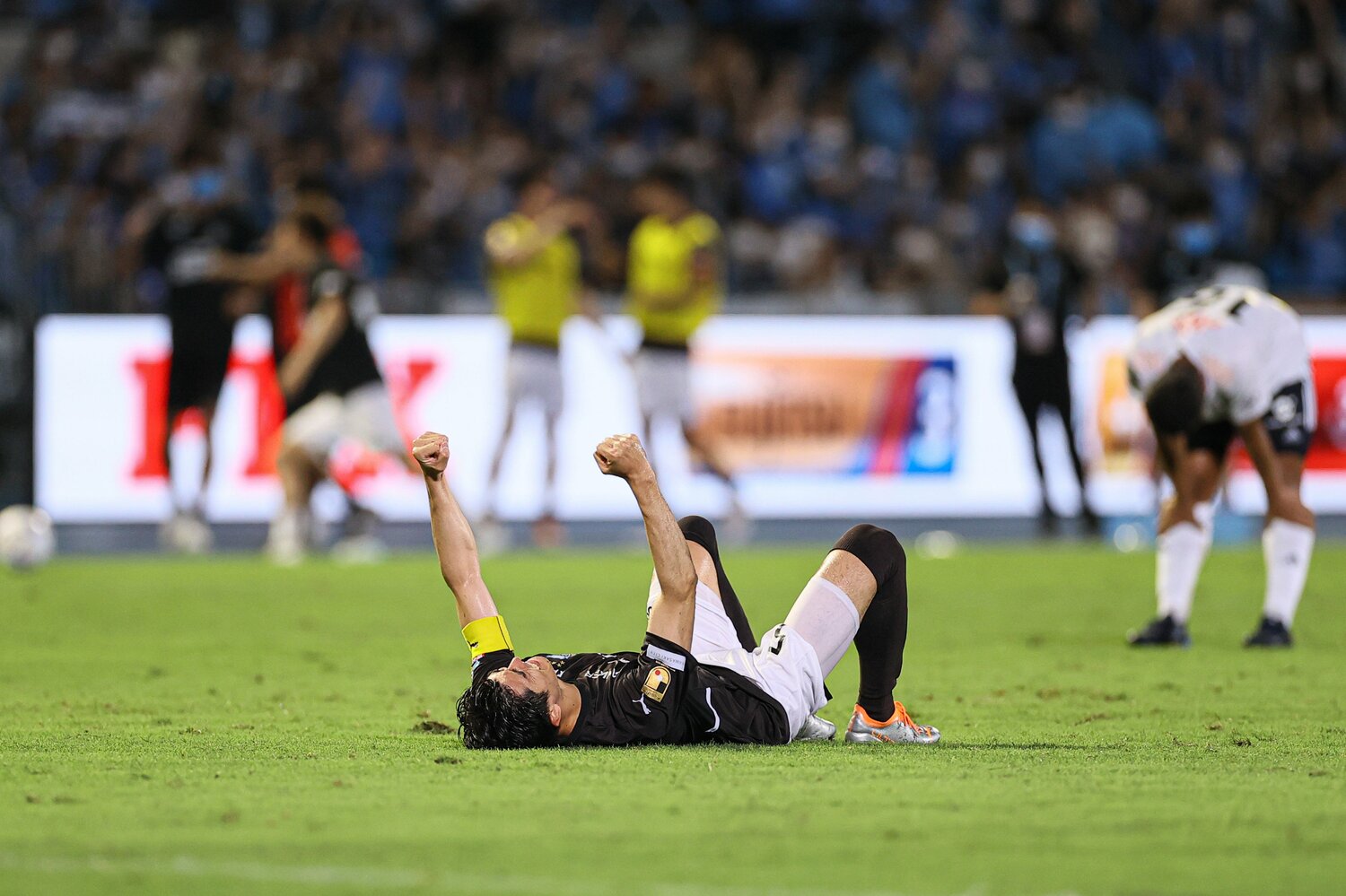 ジェジエウの決勝点が決まった直後、ピッチに倒れ込んで拳を突き上げる　©AFLO SPORT