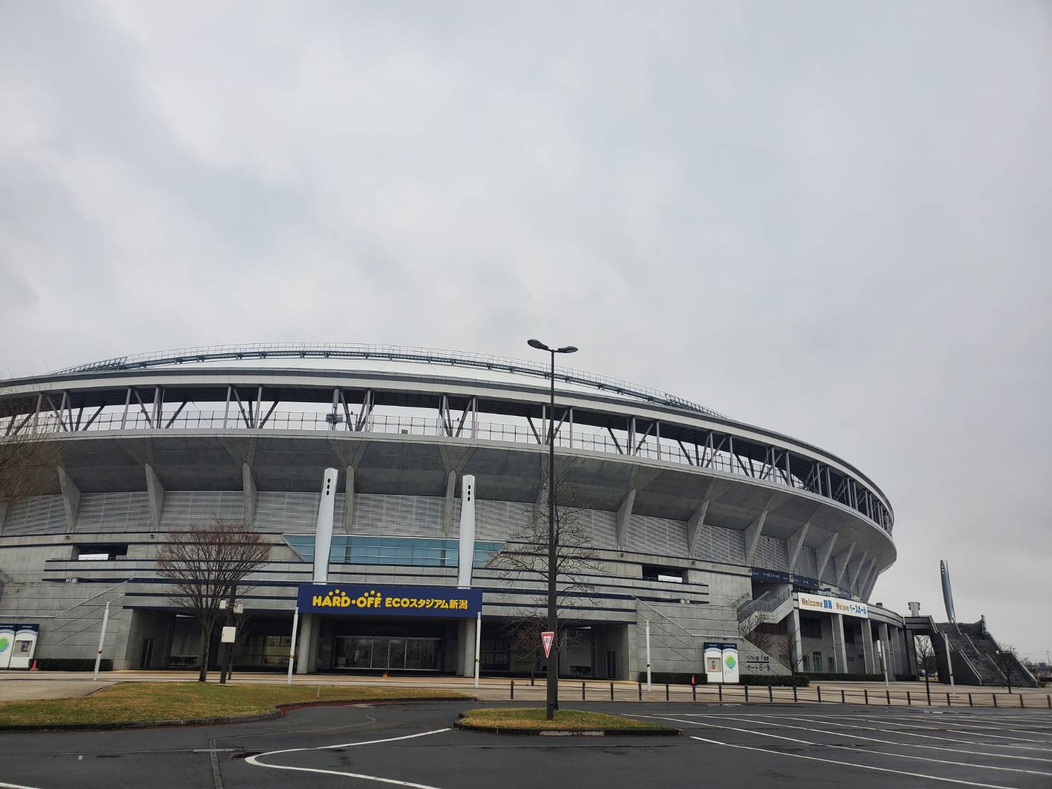 オイシックス新潟アルビレックスは2月1日に本拠地のハードオフエコスタジアム新潟で始動。午後には小雪が舞った ©Shunsaku Sakai