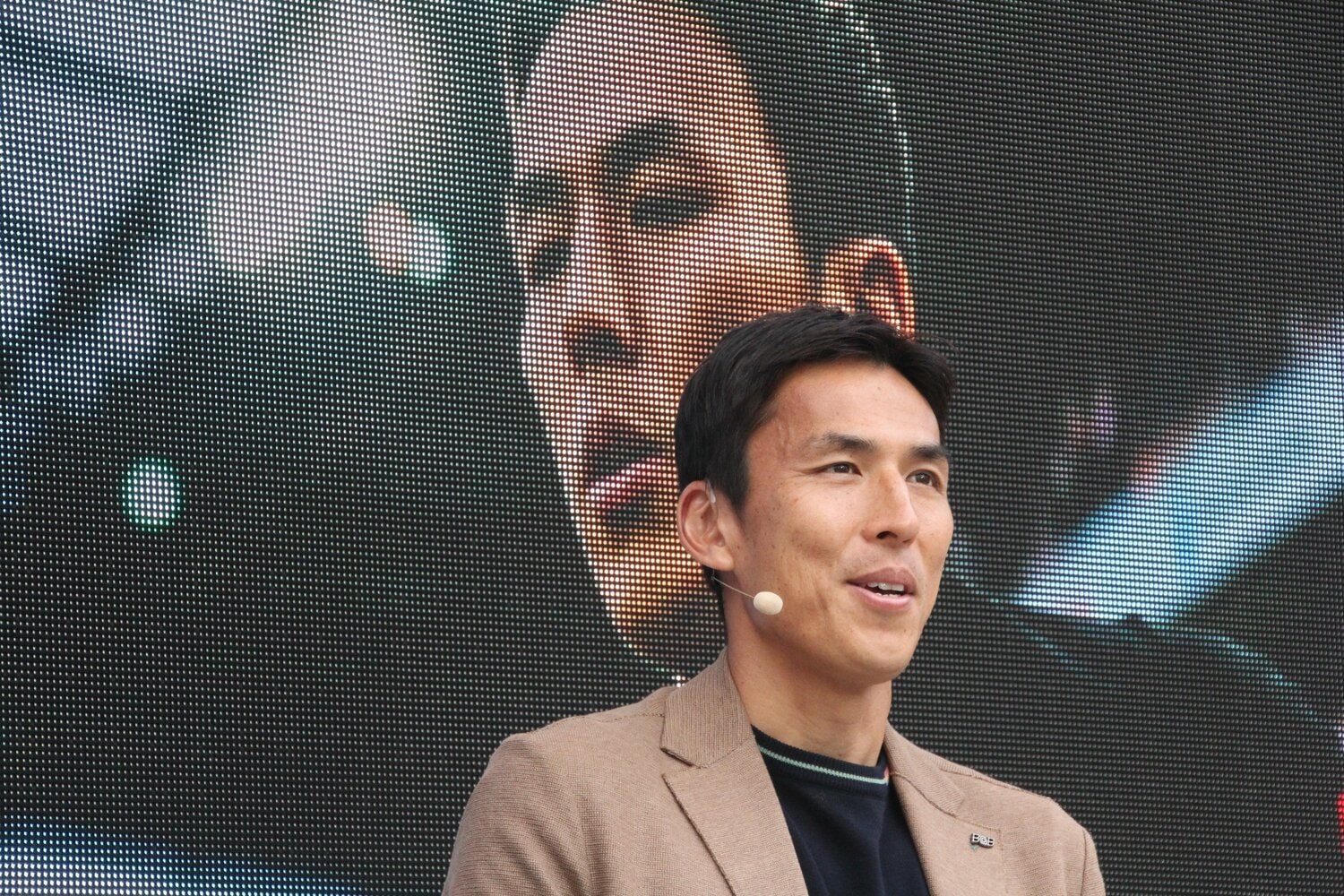 トークショーでは現役時代の写真の前で大いに語った　©NumberWeb