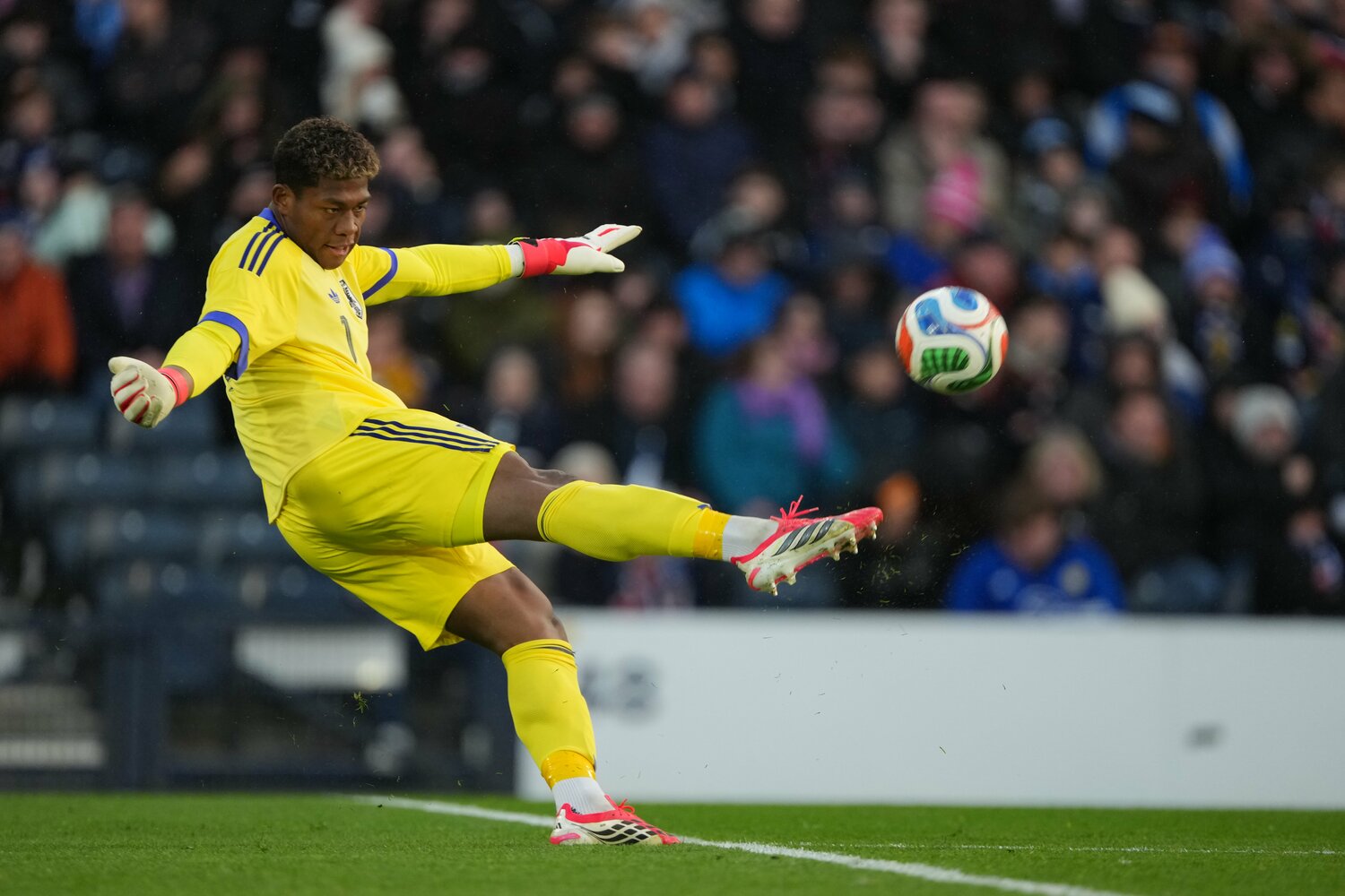 スコットランド戦で鈴木彩艶が見せたロングキック ©Getty Images