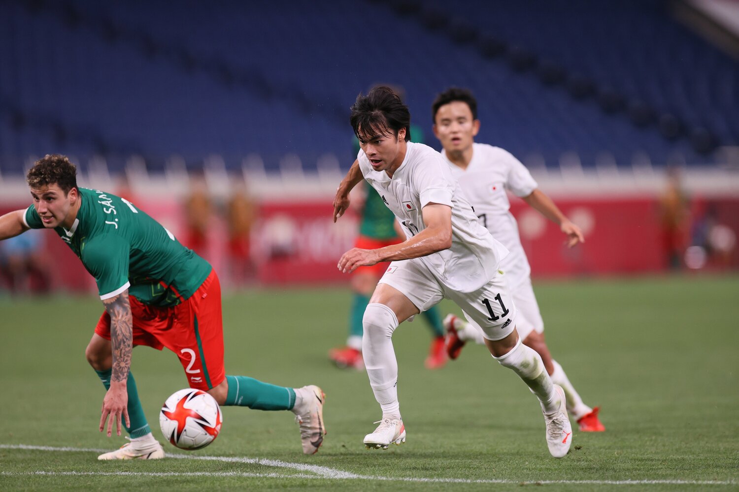 大卒2年目で海外移籍を果たし、A代表での活躍も期待される三笘薫　©JMPA