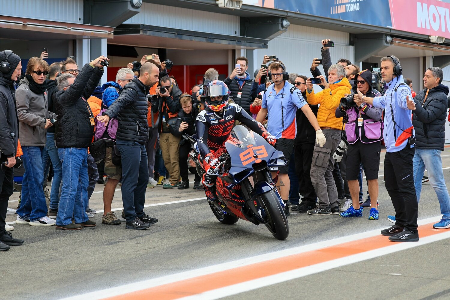 注目の初テストということもあり、ピット前には多くのメディアが詰めかけた　©Satoshi Endo