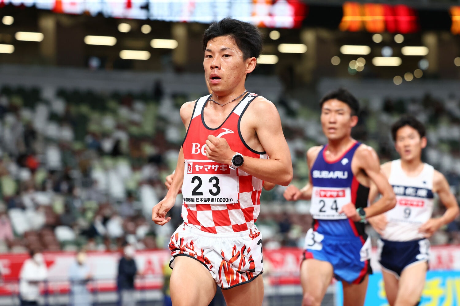 カメラクルーのケーブルに直撃した三田。すぐさま振りほどき無事にゴールしたが…　©AFLO