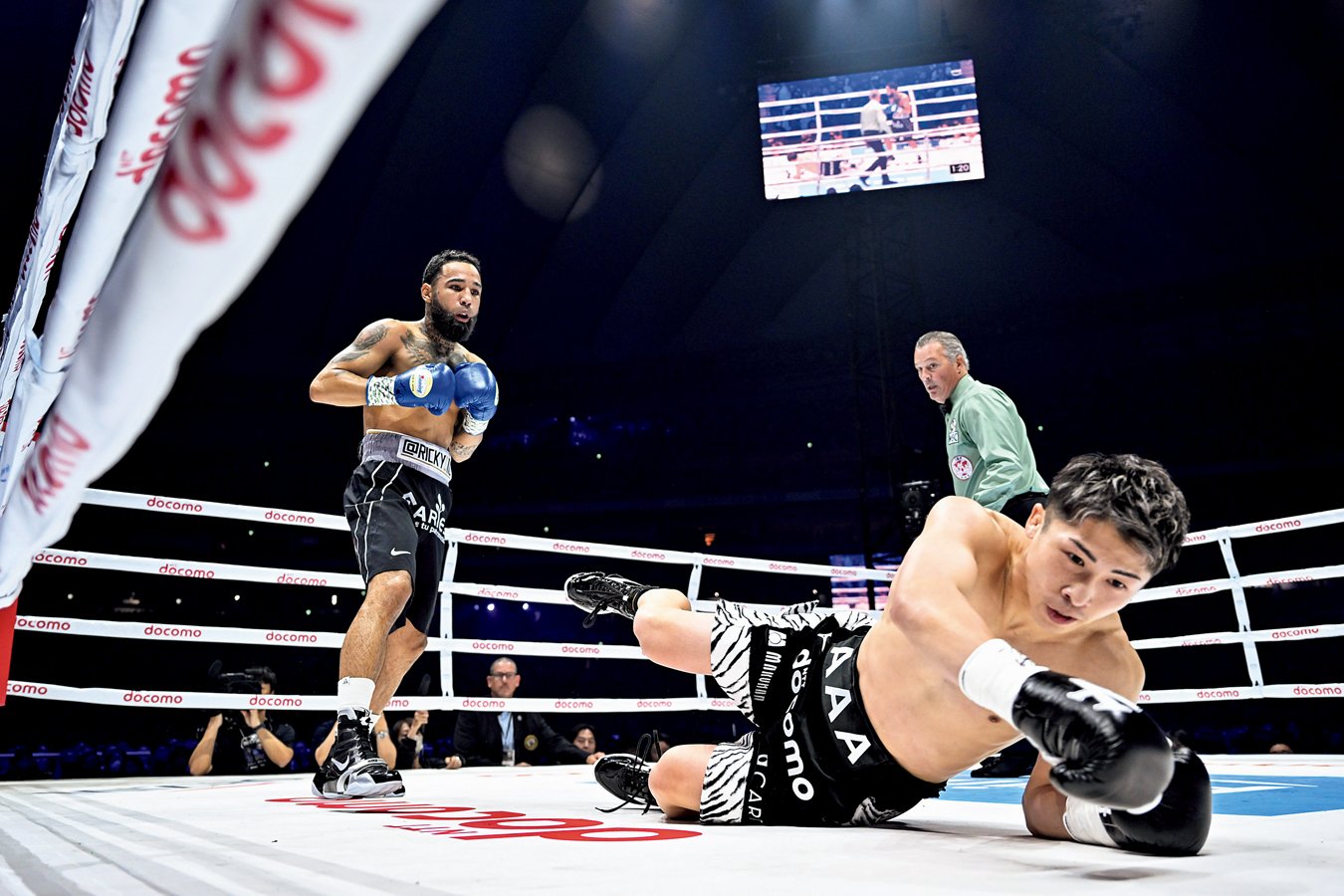 1ラウンド、ネリの左フックが顔面を捉える。井上は転がるようにダウンを喫した　©︎Hiroaki Yamauchi