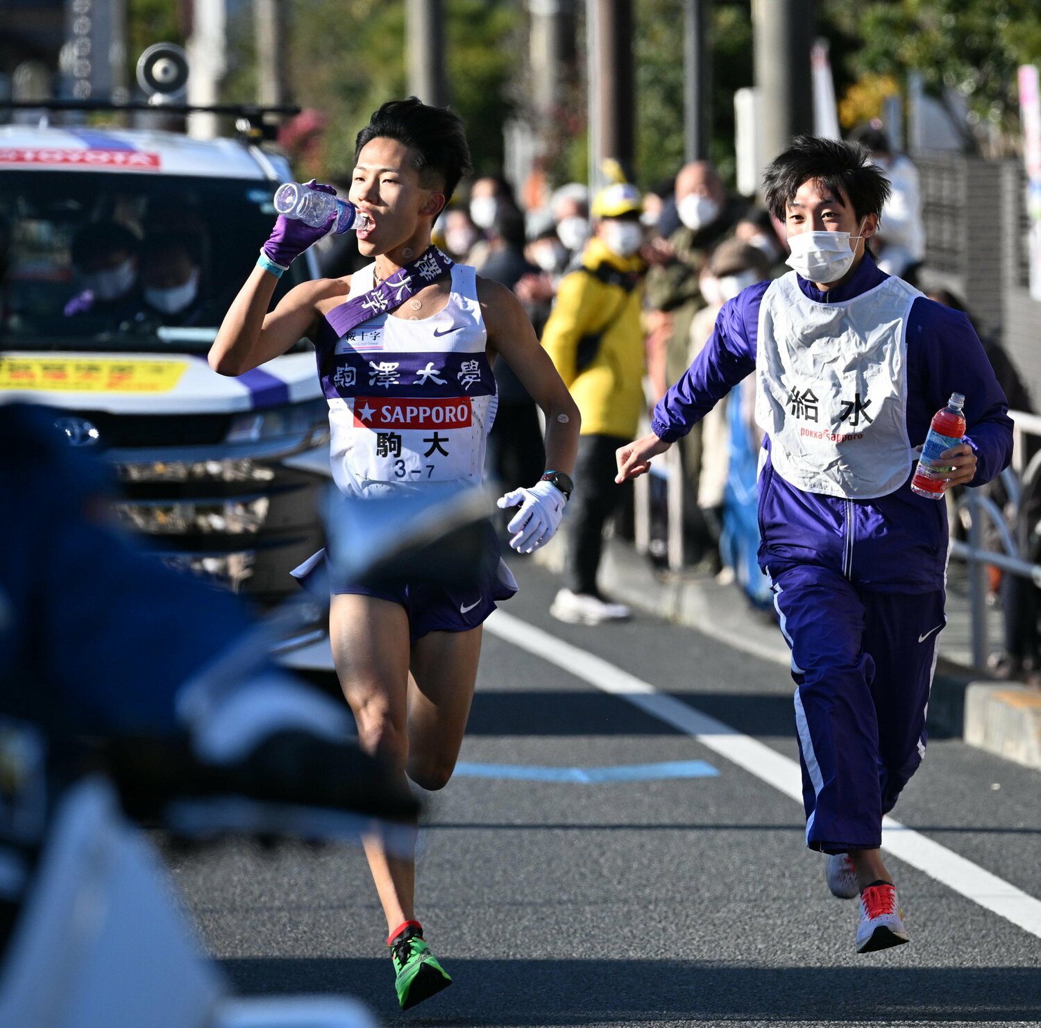 前回大会で7区を走る安原太陽に、冗談を言いながらボトルを渡した花尾。同期の絆がうかがえる名場面だった ©日刊スポーツ/アフロ