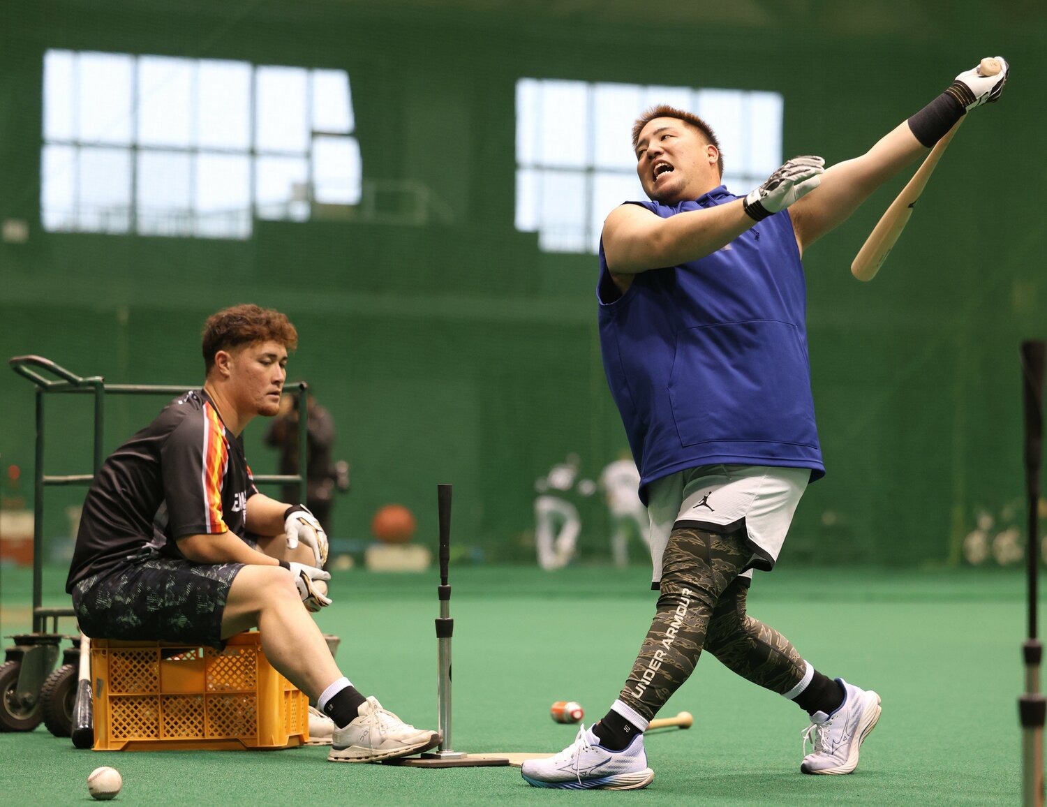 2025年2月のリチャードと山川　©JIJI PRESS