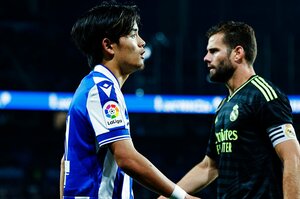 「久保建英がスペイン紙の一面に！」子供サポ「タケが決めるよ」予言通りマドリーを圧倒“ソシエダの熱狂”は翌日も…カメラマンは見た