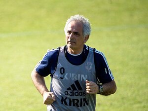 「自分も選手も徹底管理」がハリル式。部屋行き来禁止、長机、毎日出勤。