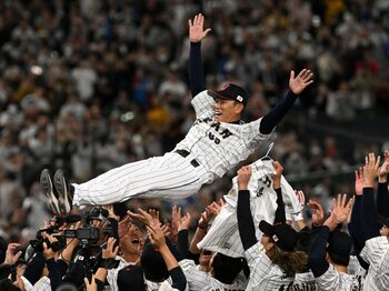 侍ジャパン、韓国にサヨナラ勝ちでアジア連覇！ 井端弘和監督が仕掛けた2つの決断…送りバント“封印”を解き、佐藤輝明の打順を変えた本当の狙い＜Number Web＞ photograph by Getty Images