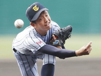 東海大福岡・安田大将に頭が下がる。120kmのボールで打者を崩す緩急の妙。＜Number Web＞ photograph by Kyodo News