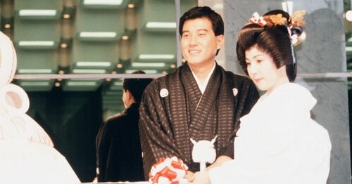 電話でプロポーズした」巨人・原辰徳、異例の婚約会見で妻は泣いた