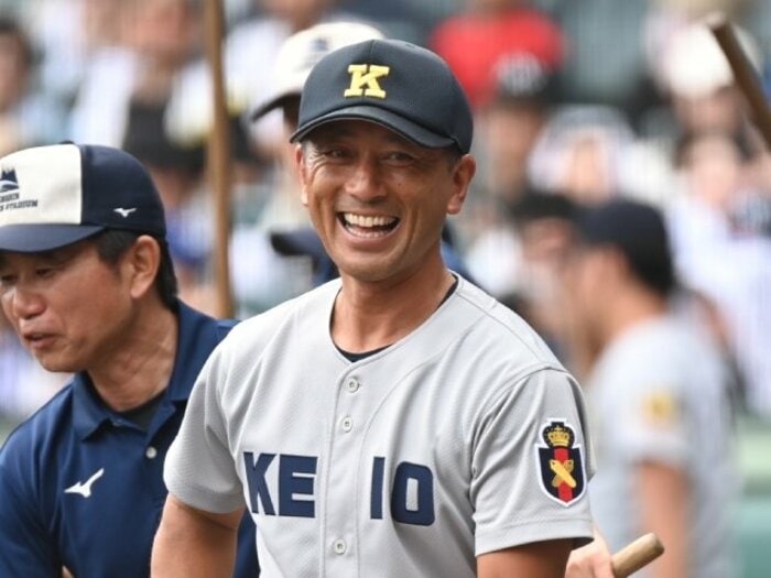 慶応の監督が放った“決勝前日のある発言”に驚いた…TVに映らない本当の素顔「水をゴクリ飲んで沈黙」「帽子は取ってバッグは後ろ…を唱えて」<Number Web> photograph by Naoya Sanuki