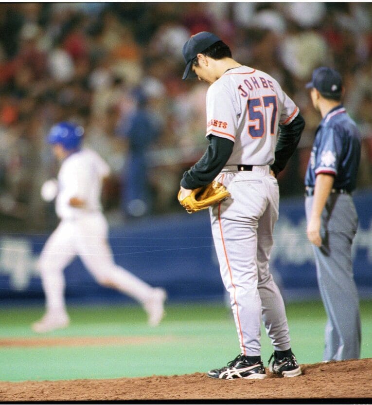 谷繁元信にサヨナラ満塁弾を浴びて肩を落とす條辺剛　©Sankei Shimbun