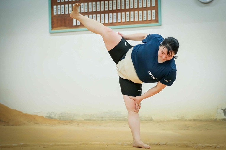 力強く四股を踏む今さん　©株式会社アイシン