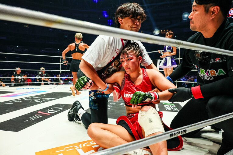一本負け直後、呆然とした表情のRENA　©RIZIN FF Susumu Nagao