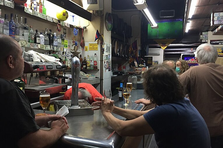 バルセロナの老舗バルにて。コロナ禍で人数は少ないとはいえ、やはりフットボールを見たい人はいるのだ。 ／ photograph by Taku Kudo