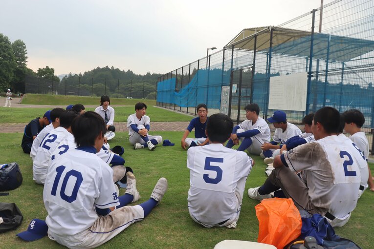 試合の後、選手だけでミーティングをする水戸三　©Yuki Kashimoto