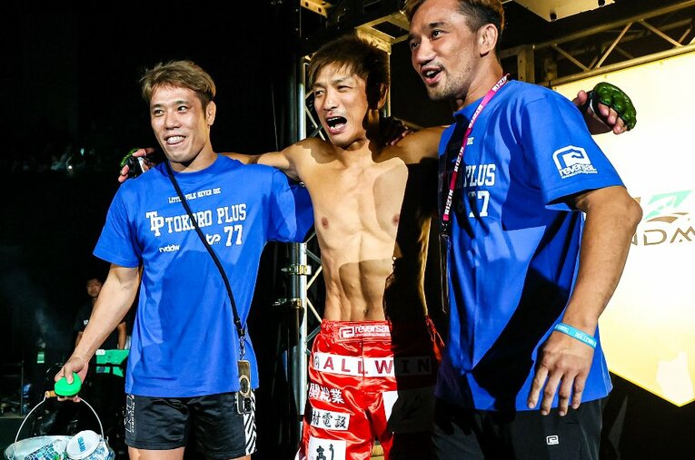 セコンドの金原正徳、勝村周一朗とともに入場する所英男 ／ photograph by RIZIN FF Susumu Nagao